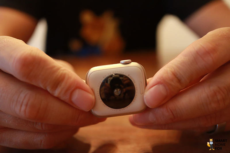 Вы можете видеть заднюю часть Apple Watch SE.